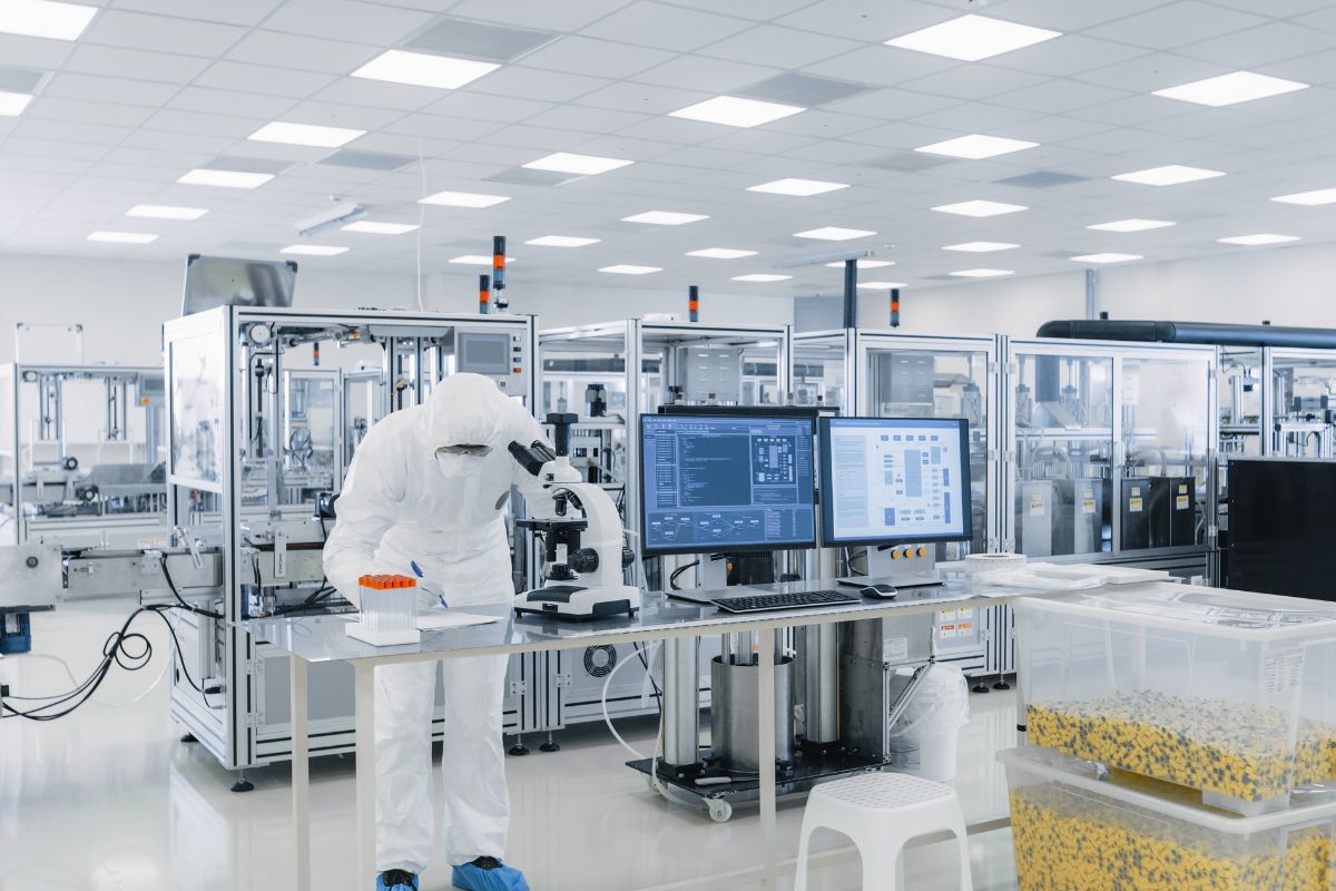 causes of low OEE in manufacturing shown in a real manufacturing OEE context