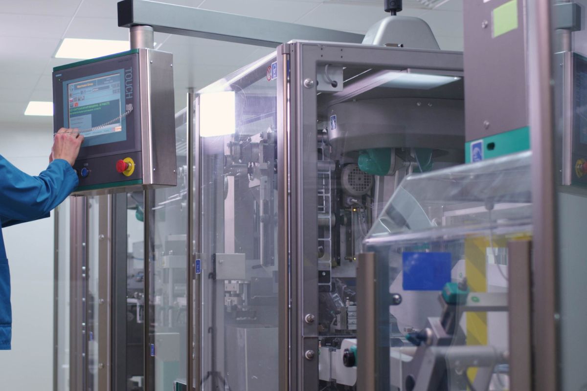 how to reduce unplanned downtime in factories shown in a real manufacturing OEE context